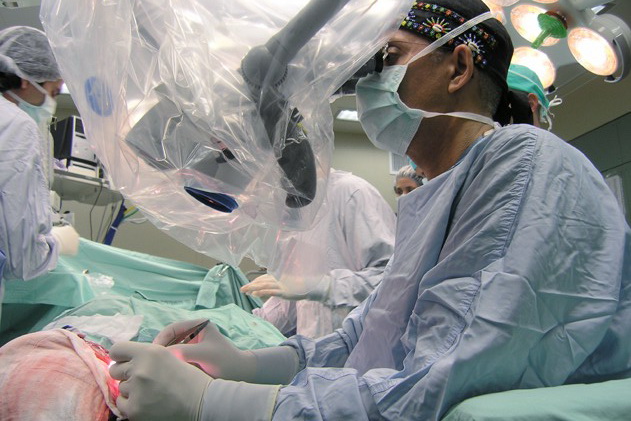Доктор Аарон Амир в операционной - восстановление лицевого скелета